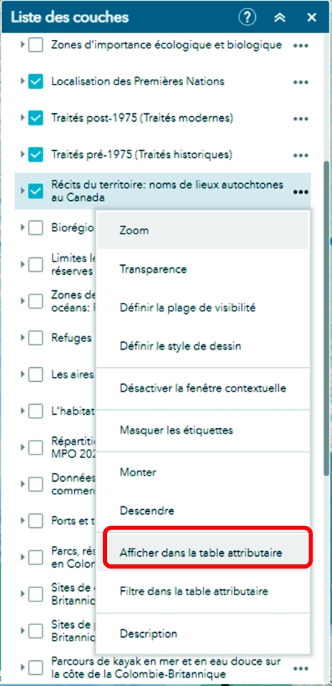 Le widget de la liste des couches ouvert avec la couche « Récits du territoires : Noms de lieux autochtones au Canada » sélectionnée et l'option « afficher dans la table des attributs » encerclée en rouge.