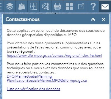 Bouton du widget Contactez-nous et fenêtre de contact ouverte affichant les adresses électroniques.